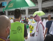 حملة “خدمة الحاج والزائر وسام شرف لنا” توزع (50) ألف مظلة على قاصدي المسجد الحرام