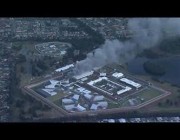 سجناء يحاولون الهرب بتسلق سطح سجن في أستراليا بعد عمليات شغب وإضرام حريق