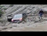 سيارة تتعطل بمنطقة جبلية وسط فيضانات كشمير