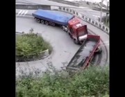 شاحنتان كبيرتان تصطدمان وجهاً لوجه في أحد المنحنيات الحادة
