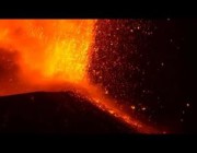 صور مذهلة يصنعها بركان إتنا خلال ثورانه ليلا في إيطاليا