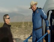 فيديو.. رئيس أمازون يعود إلى الأرض بعد رحلته إلى الفضاء