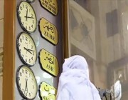 فيديو.. ستيني يتولى ضبط ساعات المسجد النبوي حسب التوقيت الغروبي منذ 35 عاماً
