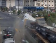 فيديو.. شاحنة تسحق عددا من المركبات المتوقفة عند إشارة مرورية بمحايل عسير