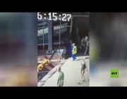 لحظة سقوط طفلين من رصيف محطة قطارات روسية
