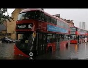 مركبات عالقة في شوارع لندن غمرتها مياه الفيضانات