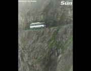 مشهد مخيف لحافلة تسير على حافة جبل مع هطول شلالات المياه في الهند