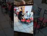 مصرية تعتدي على زوجها أمام الزبائن داخل مطعم كشري