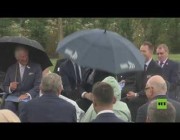 موقف مضحك لرئيس الوزراء البريطاني مع مظلته
