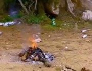 في مشهد وصفه بالكارثة.. مواطن يرصد ناراً مشتعلة تركها زوار أحد المتنزهات في تنومة (فيديو)