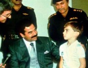صحيفة بريطانية تروي قصة طفل قيل إنه ركل ساق صدام حسين