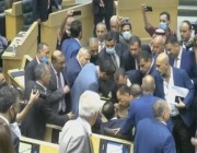 شاهد.. نائب يستولي على المقعد المخصص لرئيس الوزراء في البرلمان الأردني