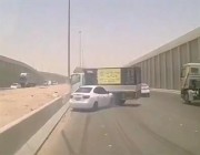 فيديو.. أشعة الشمس تتسبب في حـادث تصادم على طريق الرياض – الخرج