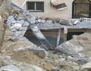 سقوط مروّع لصخرة ضخمة على منزل مواطن بفيفا إثر الأمطار (صور)