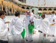 صور.. توزيع 5 آلاف مظلة على قاصدي المسجد الحرام والعاملين فيه
