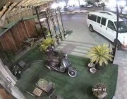 فيديو يوثق سرقة دراجة نارية من أمام أحد المحلات في جزيرة تاروت بالقطيف