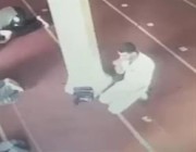 تظاهر بأنه يصلي.. شاب يسرق هاتف أحد المصلين داخل مسجد في مصر (فيديو)