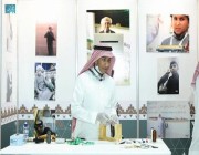 شاب سعودي يمتهن حرفة صناعة أدوات الصقور بإتقان (صور)