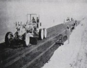 صورة نادرة لأعمال سفلتة أول طريق رابط بين الرياض والخرج قبل نحو 70 عاماً