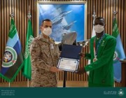 قائد القوات الجوية يكرم البطل طارق حامدي (صور)