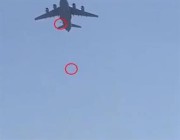 في مشهد مأسوي .. لحظة سقوط أفغان تعلقوا بطائرة عسكرية أثناء مغادرتها مطار كابل (فيديو)