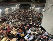شاهد.. مئات الأفغان “محشورون” داخل طائرة عسكرية للهروب من كابول بعد سيطرة طالبان