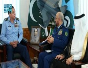 رئيس هيئة الأركان العامة يلتقي برئيس هيئة الأركان العامة للقوات المسلحة ورئيس أركان القوات الجوية بباكستان