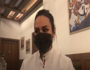فتاة سعودية تعمل نادلة بمطعم: “فخورة بعملي وأستمتع به” (فيديو)