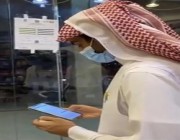 شاهد.. إغلاق محلات تجارية في الرياض بسبب عدم تحصين العاملين بها