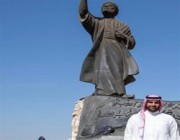 وزير الثقافة ينشر صورة له أمام النصب التذكاري للمتنبي في بغداد.. ويعلق عليها بهذه الأبيات