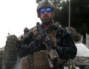 شاهد.. عناصر “طالبان” يظهرون بزي الجيش الأمريكي ويستولون على عدد من طائرات الهليكوبتر