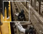 شاهد.. إنقاذ أمريكي فقد وعيه وسقط في سكة القطار قبل لحظات من مروره