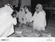 صورة تاريخية تجمع خادم الحرمين مع الملك فهد والملك عبد الله أثناء تناول الطعام