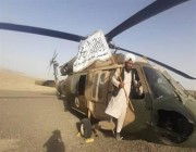 عناصر من طالبان تختبر مروحية أمريكية بعد إصلاحها (فيديو)