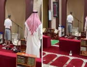كان ينظف مكتبة المسجد وأدركه وقت الأذان.. تفاصيل واقعة “مؤذن الشورت” بالكويت
