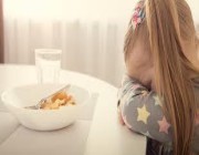 منها إجبار الأطفال على الأكل.. مختصة توضح عادات غذائية سيئة للأطفال