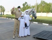 صور.. “شرطة دبي” تحقق أمنية طفل بامتلاك خيل وتهديه فرساً