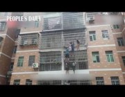 6 رجال يتسلقون مبنى لإنقاذ طفلتين من حريق