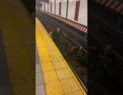 إنقاذ رجل بكرسي متحرك سقط على سكة قطار مترو الأنفاق بنيويورك