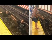 إنقاذ شخص من ذوي الإعاقة بعد سقوطه مع كرسيه المتحرك على سكة المترو في نيويورك