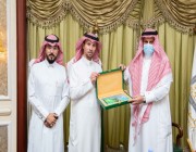 رئيس جامعة الملك خالد يتسلم أدلة إجراءات العمل للإدارات التابعة لوكالة الجامعة