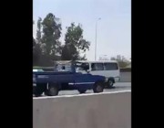 سائق مصري يقود بسرعة جنونية عكس اتجاه السير في طريق سريع