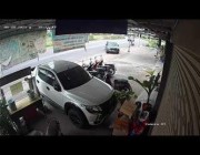 سائق يفقد السيطرة على سيارته وكاد يسحق امرأة بطريقة مروعة