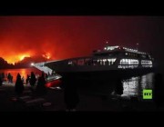 سفينة تجلي المئات بسبب الحرائق في جزيرة يونانية