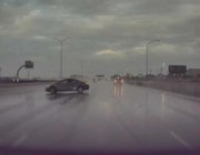 سيارة تنجو من حـادث محقق بعد انزلاقها على أحد الطرق في أمريكا