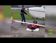 سيارة وطائرة تمران من فوق امرأة “هاوية للمخاطر” بروسيا