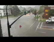 شاب يستغل غرق شوارع أمريكا بالأمطار ليمارس هوايته في التجديف