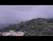 عاصفة قوية تهاجم جزيرة كرواتية وتتسبب في انقطاع الكهرباء