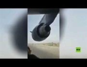 عدد من الأفغان أثناء تعلقهم بطائرة عسكرية أمريكية على وشك الإقلاع