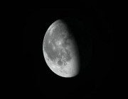 فلكية جدة: القمر الأحدب يقترن الليلة بالنجم قلب العقرب